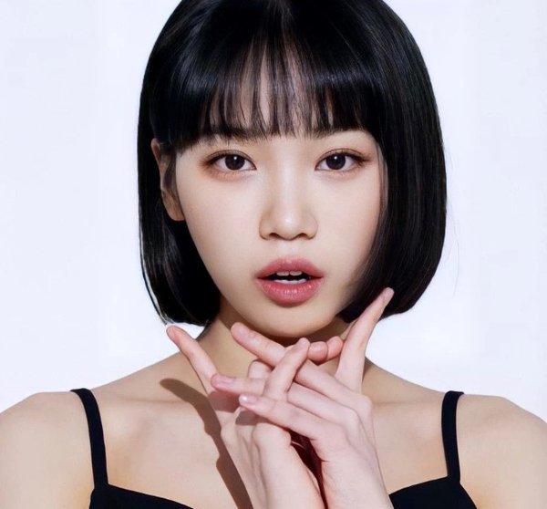 LE SSERAFIM - "Em gái BTS" khiến fan thất vọng khi lộ khuyết điểm, khác lạ so với hình ảnh trong photoshoot: Là do lối trang điểm hay góc quay?