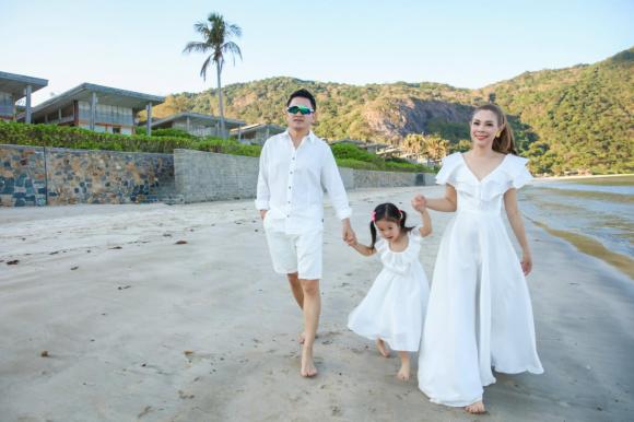 Thanh Thảo cùng ông xã và con gái diện đồ tông xuyệt tông đi du lịch, tiết lộ thời gian sang Mỹ định cư làm nhiều công việc