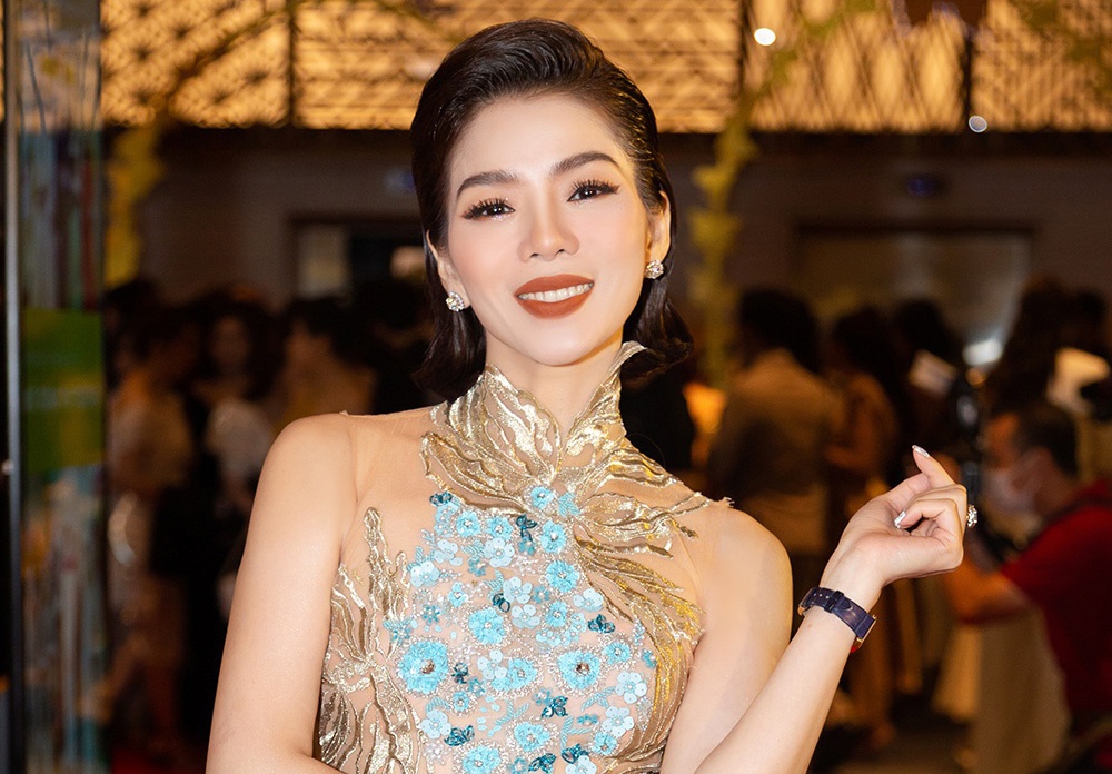 Lệ Quyên lên đồ lồng lộn ở Úc, gây chú ý khi đeo phụ kiện kim cương đầy người